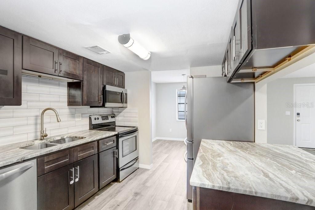 For Rent: $1,700 (2 beds, 2 baths, 915 Square Feet)