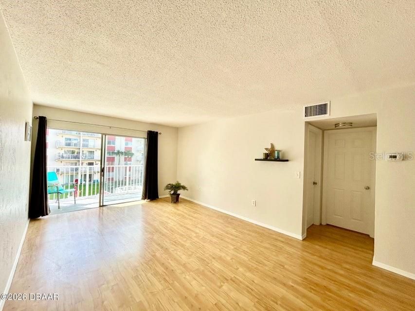 На продажу: $137,900 (1 спален, 1 ванн, 710 Квадратных фут)
