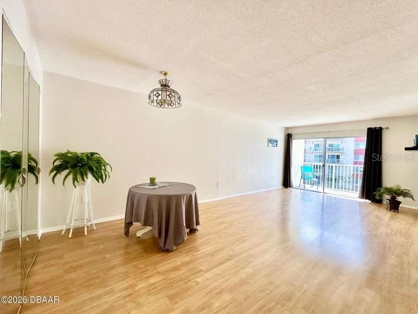 На продажу: $137,900 (1 спален, 1 ванн, 710 Квадратных фут)