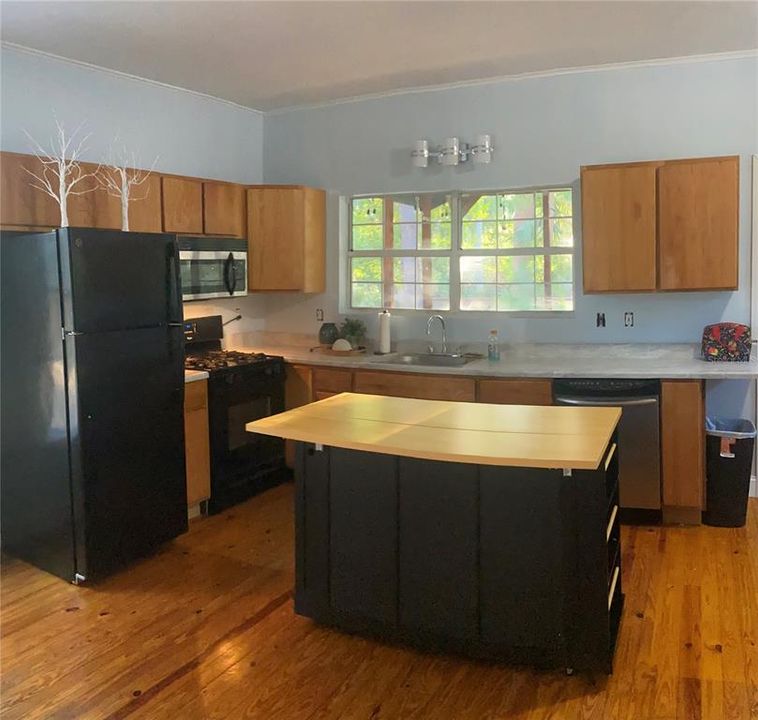For Sale: $469,500 (3 beds, 2 baths, 1611 Square Feet)