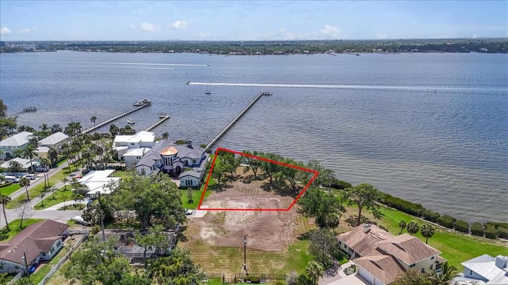 На продажу: $1,375,000 (0.46 acres)