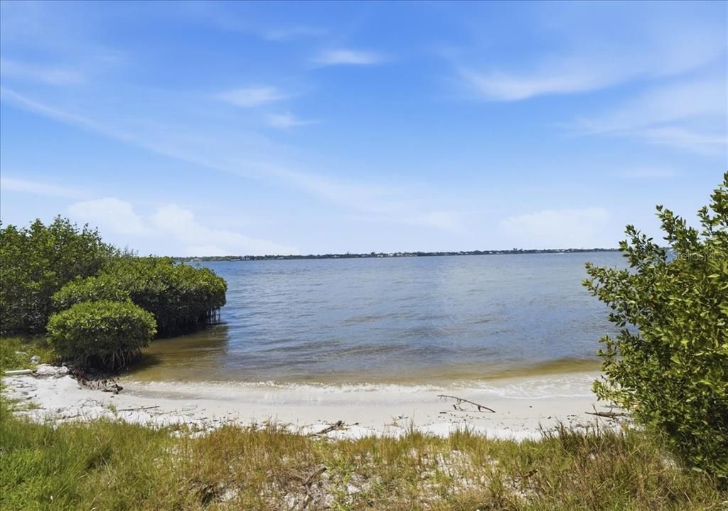 На продажу: $1,375,000 (0.46 acres)