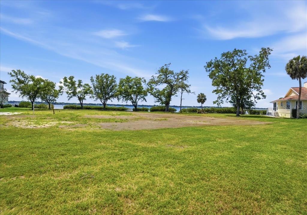 На продажу: $1,375,000 (0.46 acres)