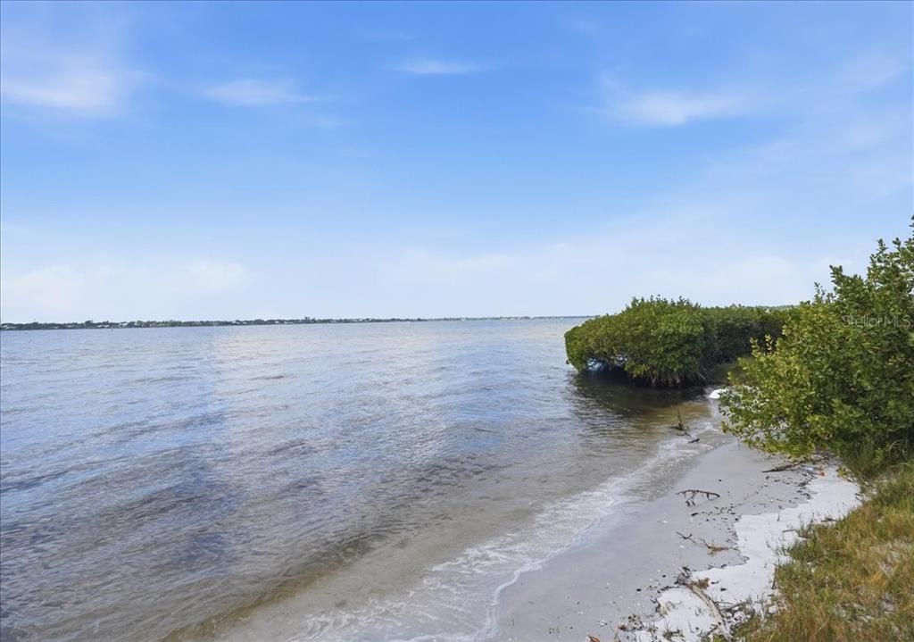 На продажу: $1,375,000 (0.46 acres)