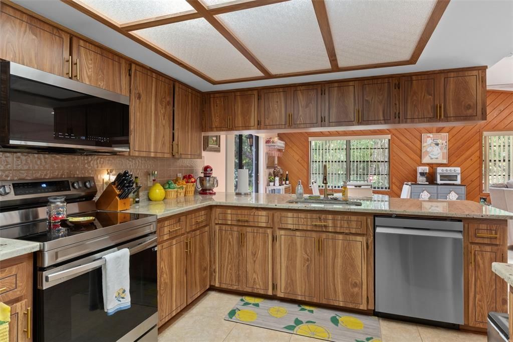 На продажу: $289,000 (2 спален, 2 ванн, 1814 Квадратных фут)