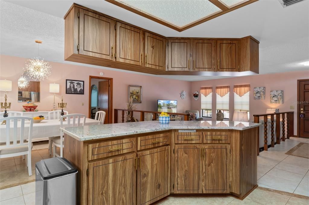 На продажу: $289,000 (2 спален, 2 ванн, 1814 Квадратных фут)