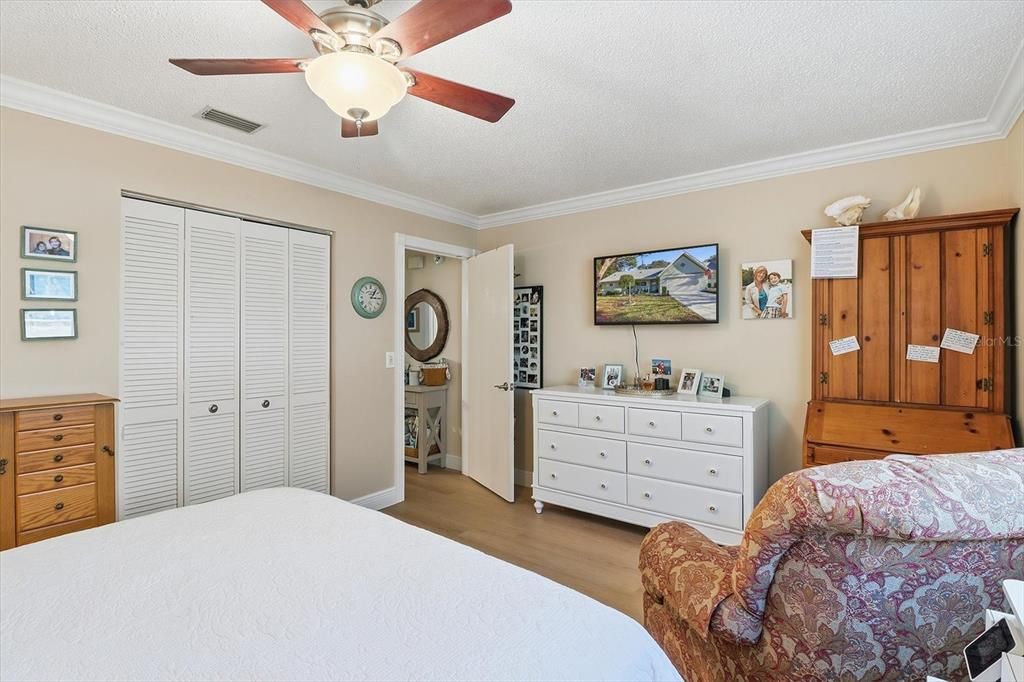 待售: $199,000 (2 贝兹, 2 浴室, 1297 平方英尺)