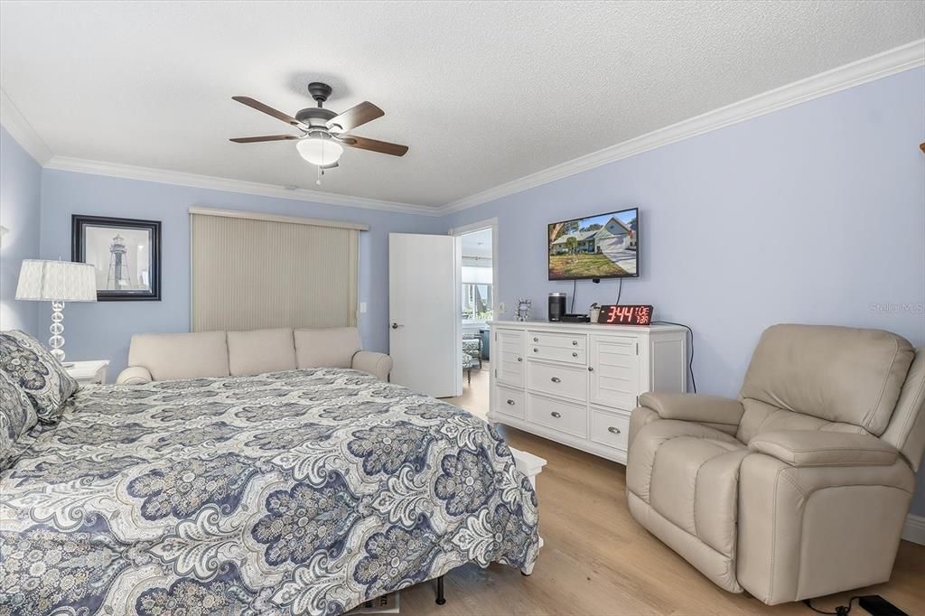 待售: $199,000 (2 贝兹, 2 浴室, 1297 平方英尺)