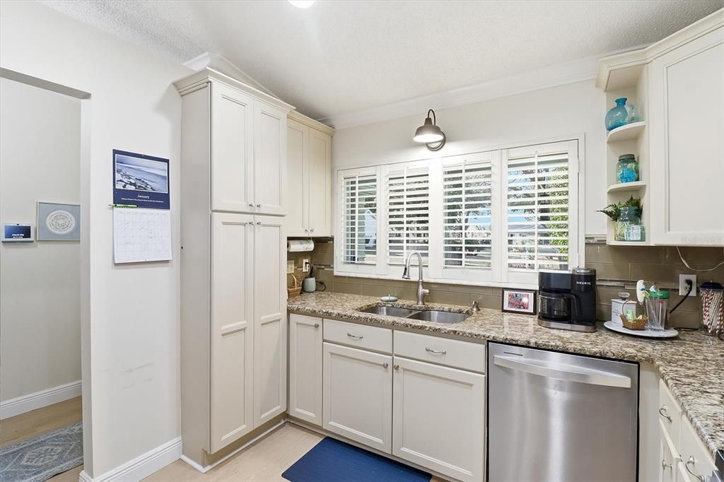 待售: $199,000 (2 贝兹, 2 浴室, 1297 平方英尺)