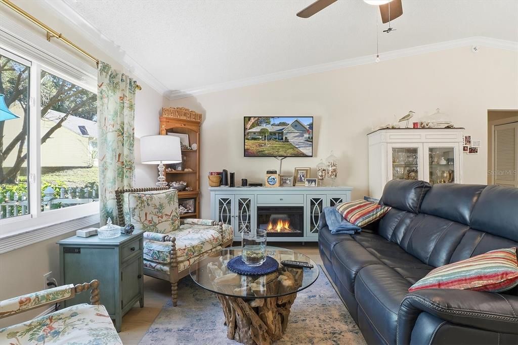 待售: $199,000 (2 贝兹, 2 浴室, 1297 平方英尺)