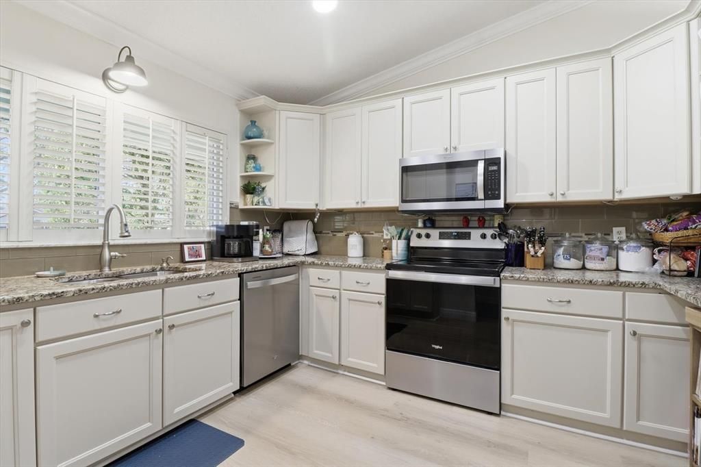 待售: $199,000 (2 贝兹, 2 浴室, 1297 平方英尺)