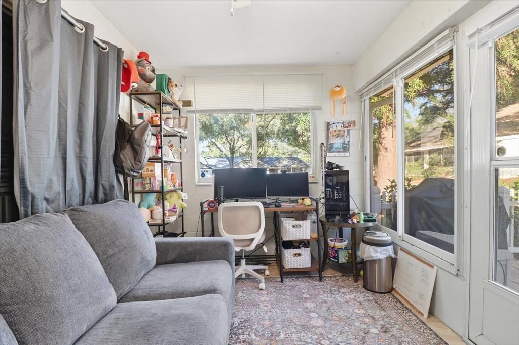 待售: $199,000 (2 贝兹, 2 浴室, 1297 平方英尺)