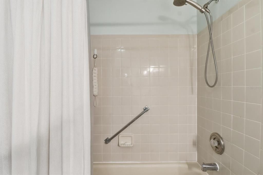 待售: $199,000 (2 贝兹, 2 浴室, 1297 平方英尺)