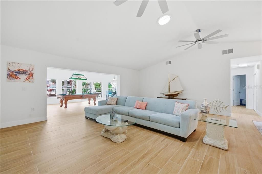 En Venta: $1,250,000 (3 camas, 3 baños, 2750 Pies cuadrados)