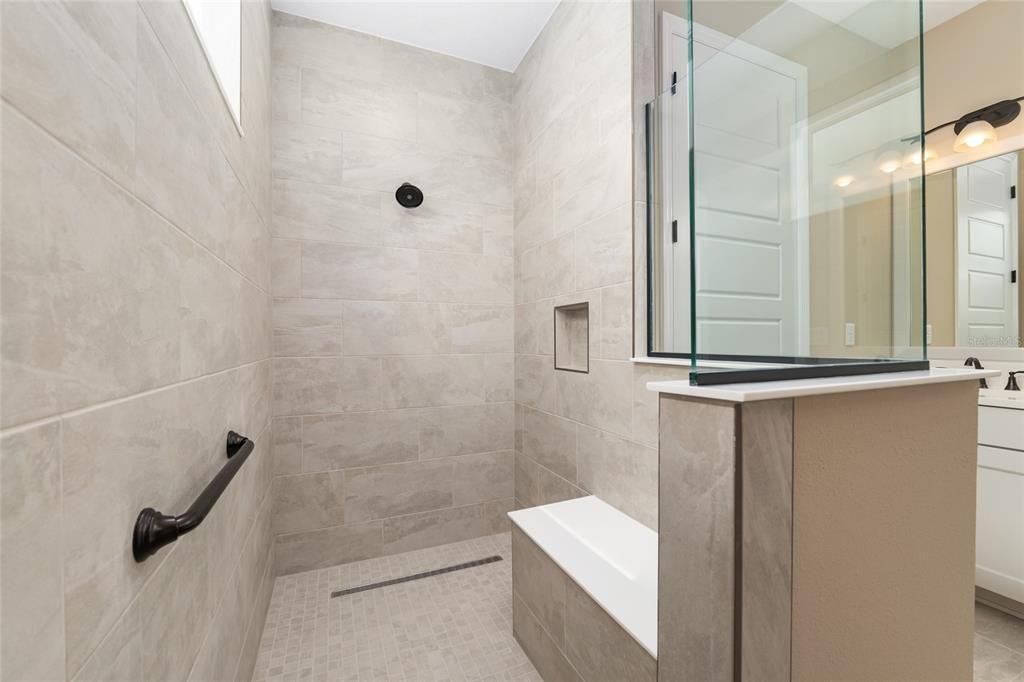Activo con contrato: $569,790 (2 camas, 2 baños, 2145 Pies cuadrados)
