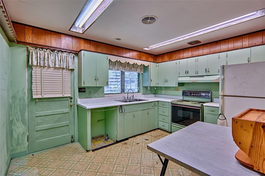 For Sale: $179,900 (3 beds, 2 baths, 1761 Square Feet)