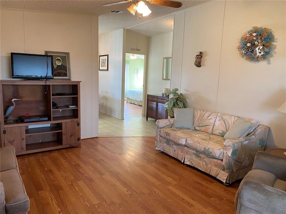 For Sale: $134,900 (2 beds, 2 baths, 1006 Square Feet)