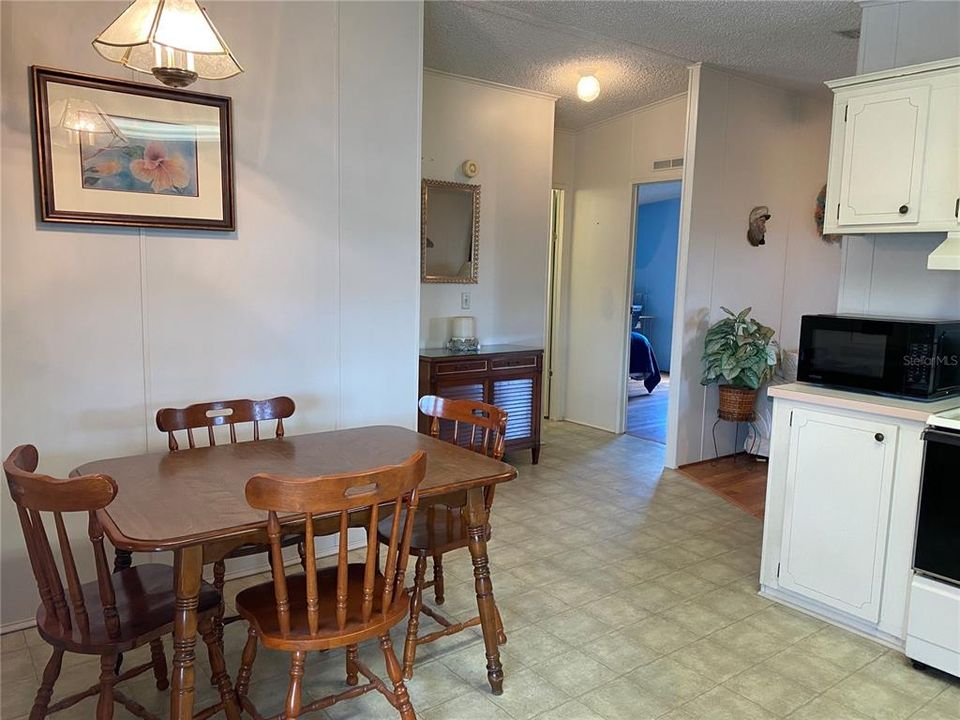 For Sale: $134,900 (2 beds, 2 baths, 1006 Square Feet)