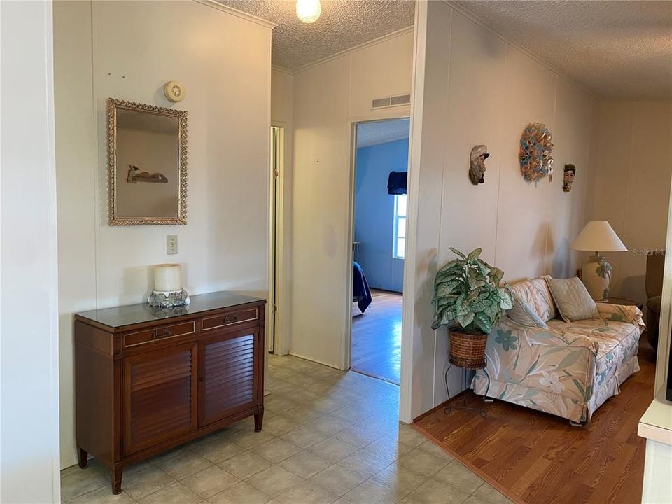 For Sale: $134,900 (2 beds, 2 baths, 1006 Square Feet)