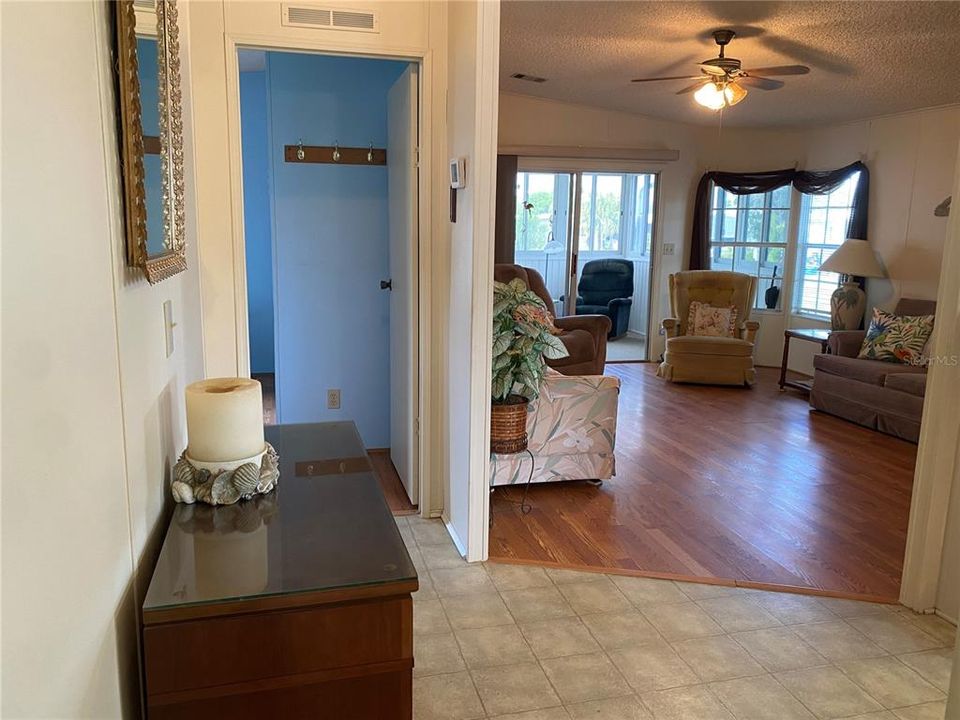 For Sale: $134,900 (2 beds, 2 baths, 1006 Square Feet)