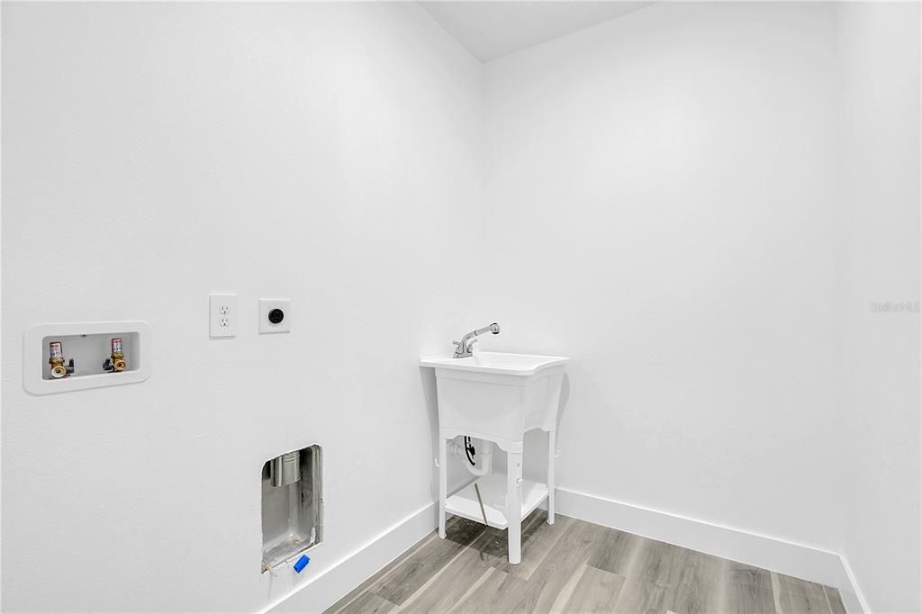 For Rent: $2,400 (4 beds, 3 baths, 2373 Square Feet)