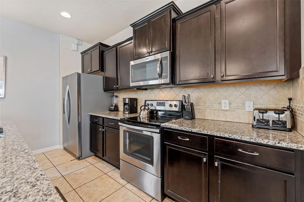 Activo con contrato: $589,900 (6 camas, 4 baños, 3142 Pies cuadrados)
