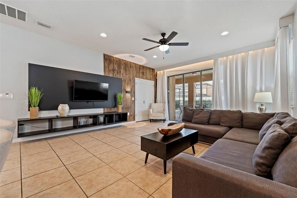 Activo con contrato: $589,900 (6 camas, 4 baños, 3142 Pies cuadrados)