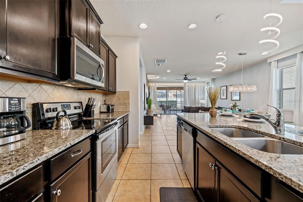 Activo con contrato: $589,900 (6 camas, 4 baños, 3142 Pies cuadrados)