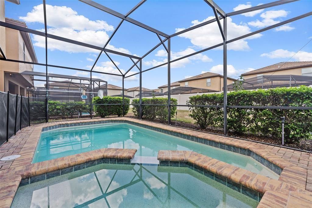 Activo con contrato: $589,900 (6 camas, 4 baños, 3142 Pies cuadrados)
