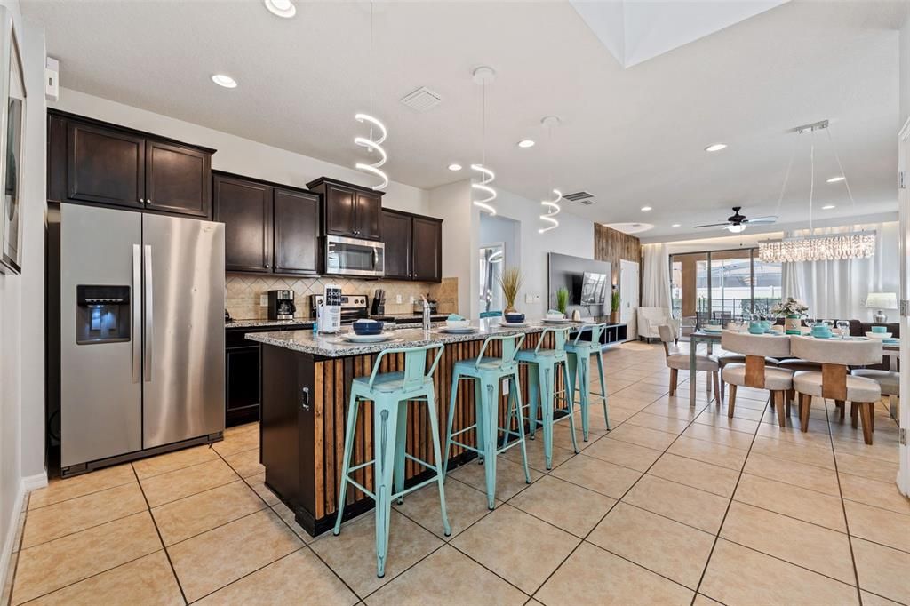 Activo con contrato: $589,900 (6 camas, 4 baños, 3142 Pies cuadrados)