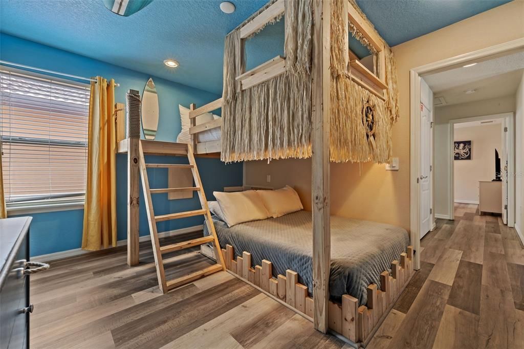 Activo con contrato: $589,900 (6 camas, 4 baños, 3142 Pies cuadrados)