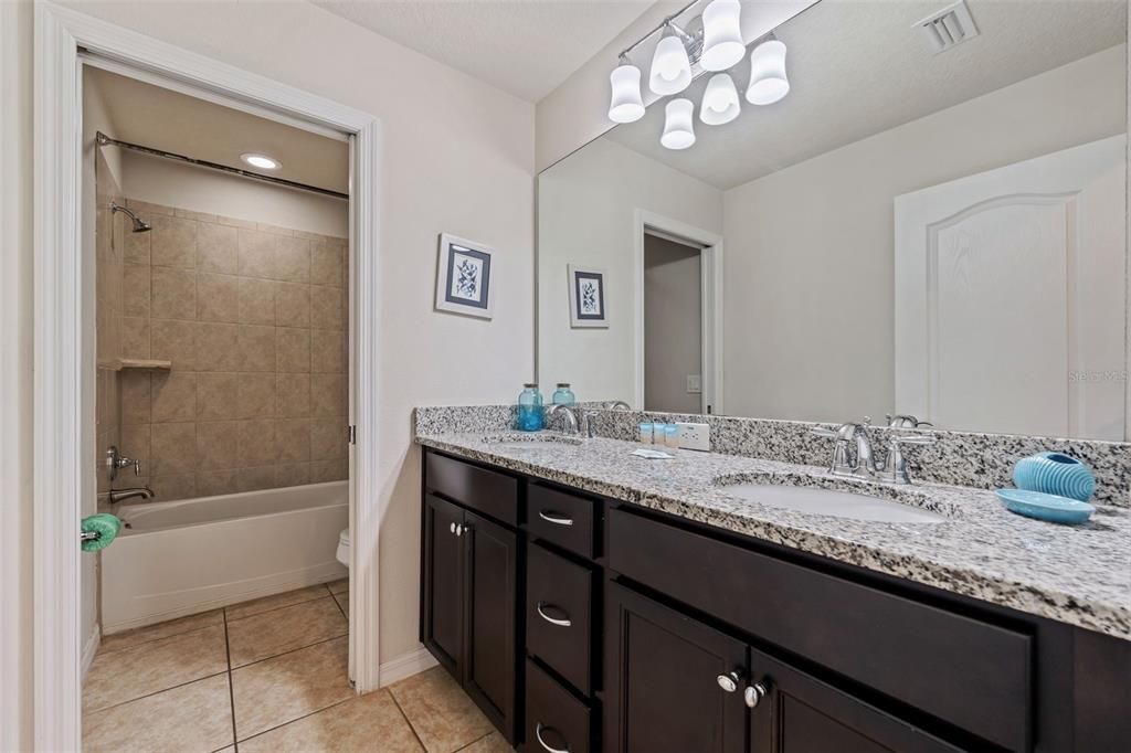 Activo con contrato: $589,900 (6 camas, 4 baños, 3142 Pies cuadrados)