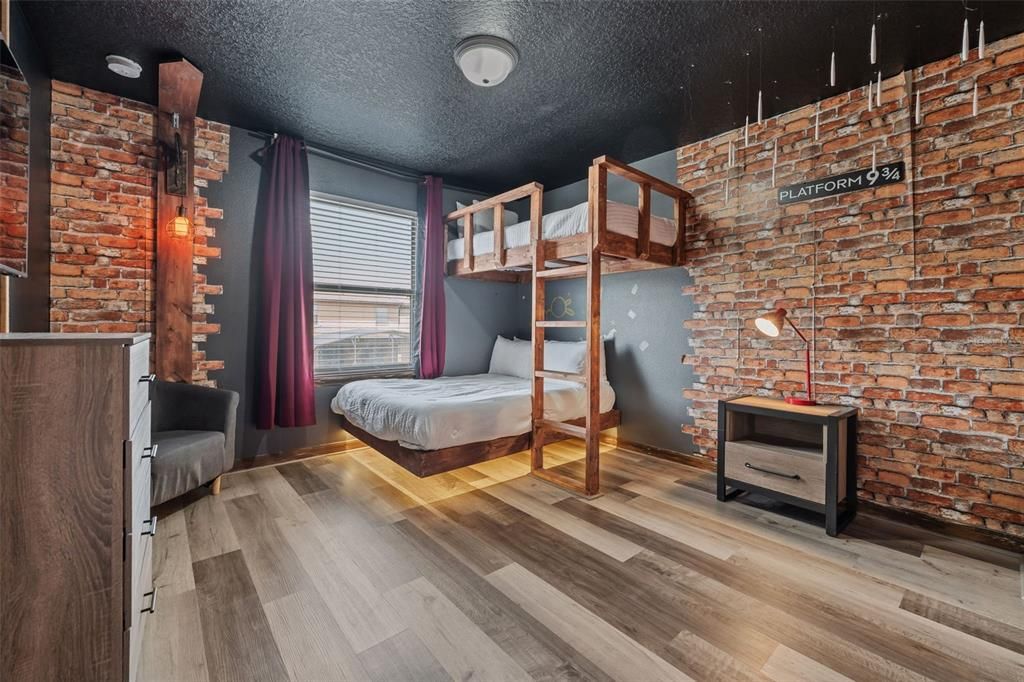 Activo con contrato: $589,900 (6 camas, 4 baños, 3142 Pies cuadrados)