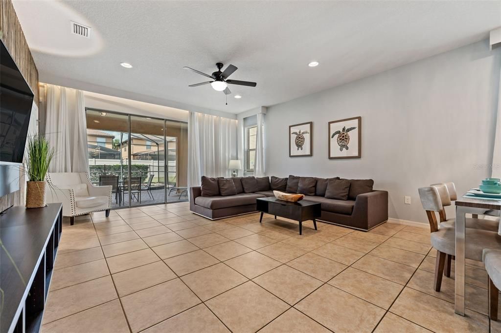 Activo con contrato: $589,900 (6 camas, 4 baños, 3142 Pies cuadrados)