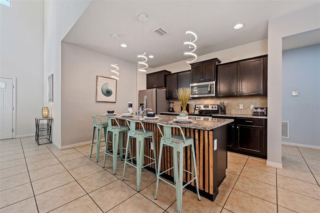 Activo con contrato: $589,900 (6 camas, 4 baños, 3142 Pies cuadrados)