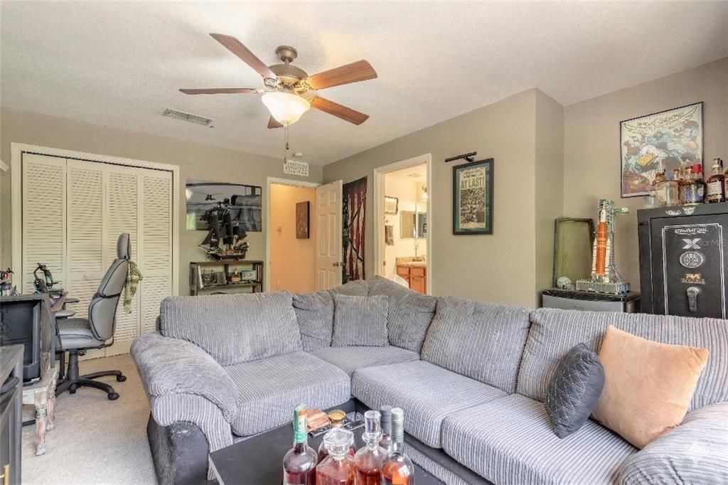 Activo con contrato: $289,000 (3 camas, 2 baños, 1942 Pies cuadrados)
