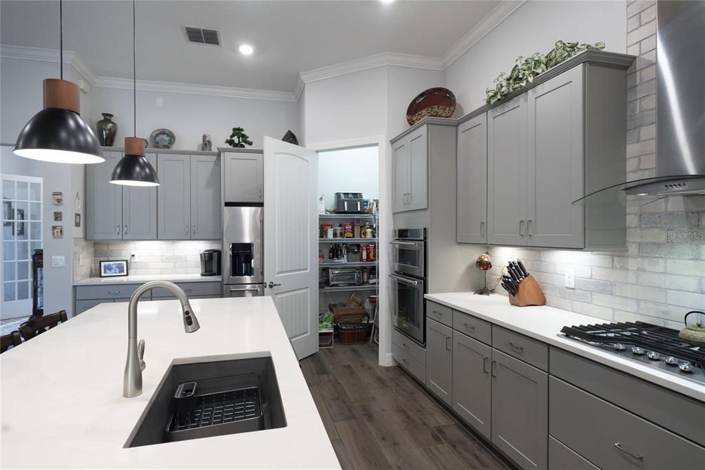 Active With Contract: $799,900 (3 beds, 3 baths, 2496 Square Feet)