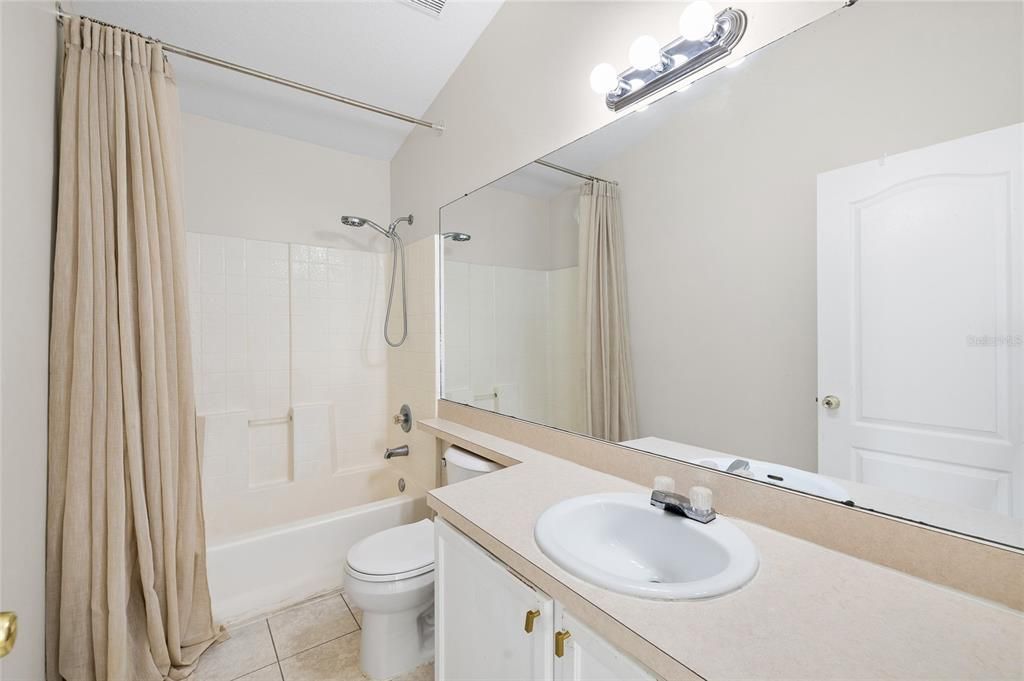 Activo con contrato: $305,000 (4 camas, 2 baños, 1754 Pies cuadrados)