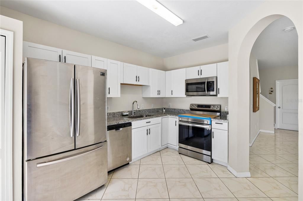 Activo con contrato: $305,000 (4 camas, 2 baños, 1754 Pies cuadrados)