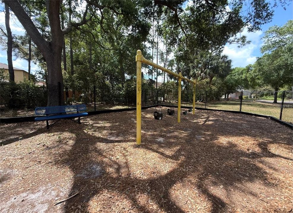 Activo con contrato: $305,000 (4 camas, 2 baños, 1754 Pies cuadrados)