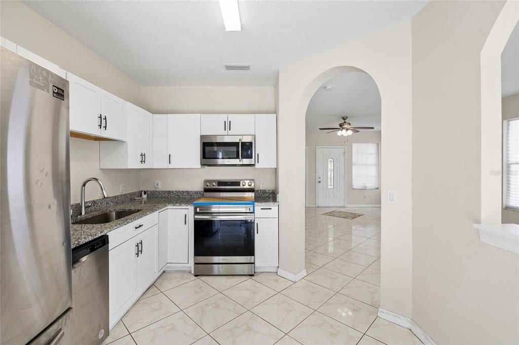 Activo con contrato: $305,000 (4 camas, 2 baños, 1754 Pies cuadrados)