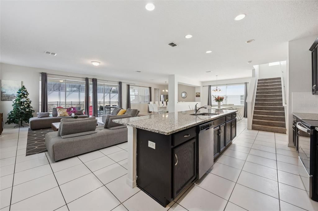 Active With Contract: $699,000 (9 beds, 6 baths, 4363 Square Feet)