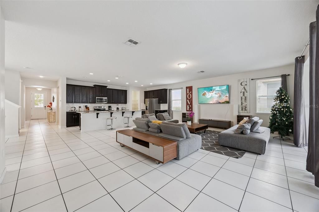 Active With Contract: $699,000 (9 beds, 6 baths, 4363 Square Feet)