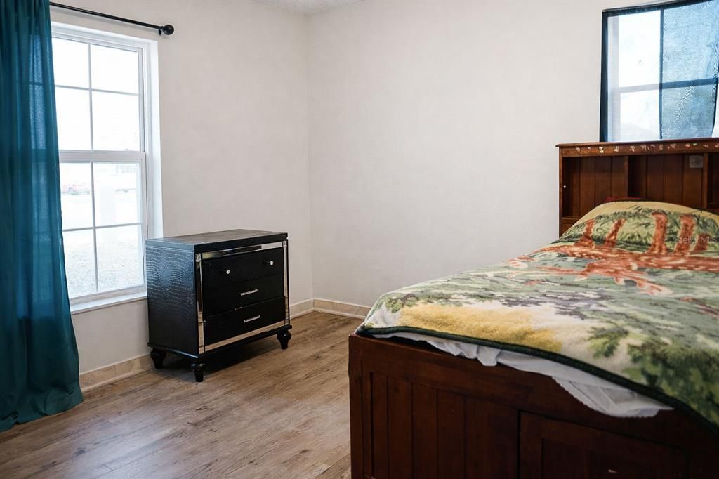 На продажу: $340,000 (4 спален, 1 ванн, 1465 Квадратных фут)