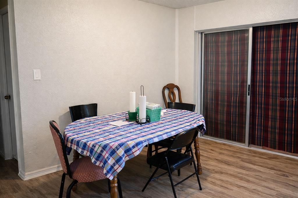 На продажу: $340,000 (4 спален, 1 ванн, 1465 Квадратных фут)