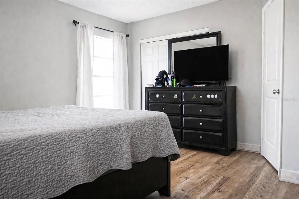 На продажу: $340,000 (4 спален, 1 ванн, 1465 Квадратных фут)