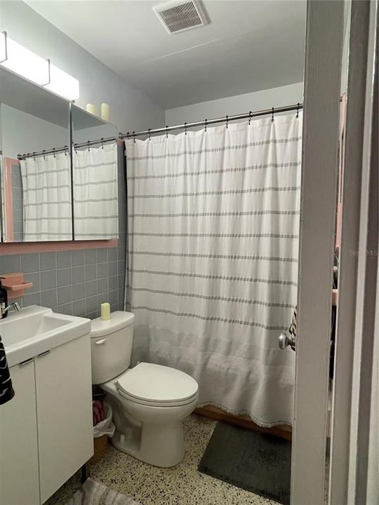 Activo con contrato: $2,545 (2 camas, 1 baños, 1100 Pies cuadrados)