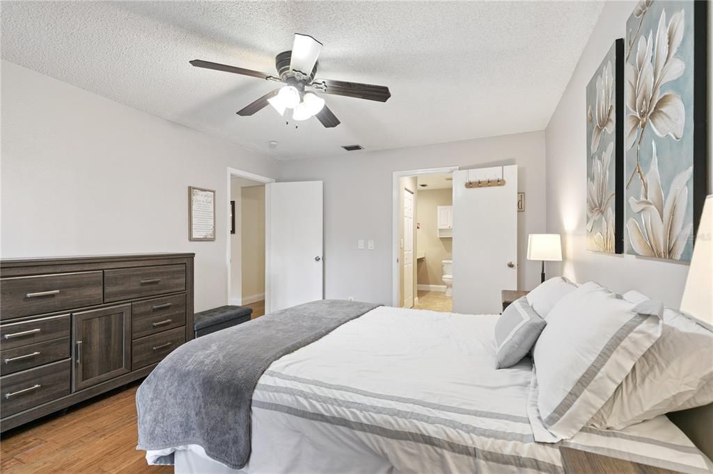 Activo con contrato: $129,900 (2 camas, 2 baños, 1123 Pies cuadrados)