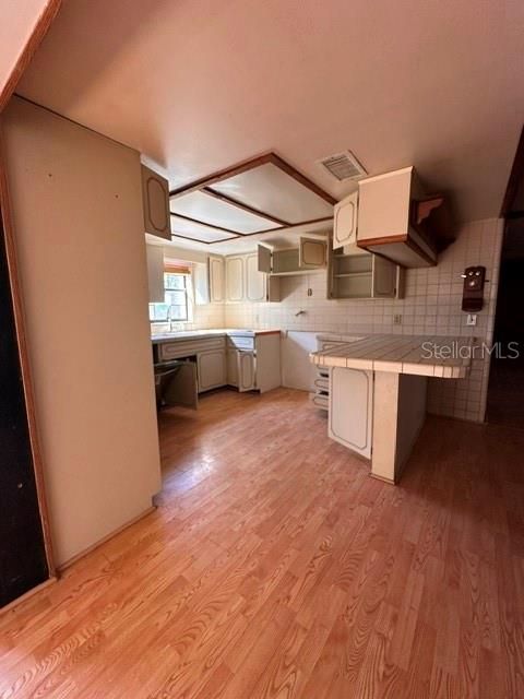 Под контрактом: $185,000 (3 спален, 2 ванн, 2326 Квадратных фут)