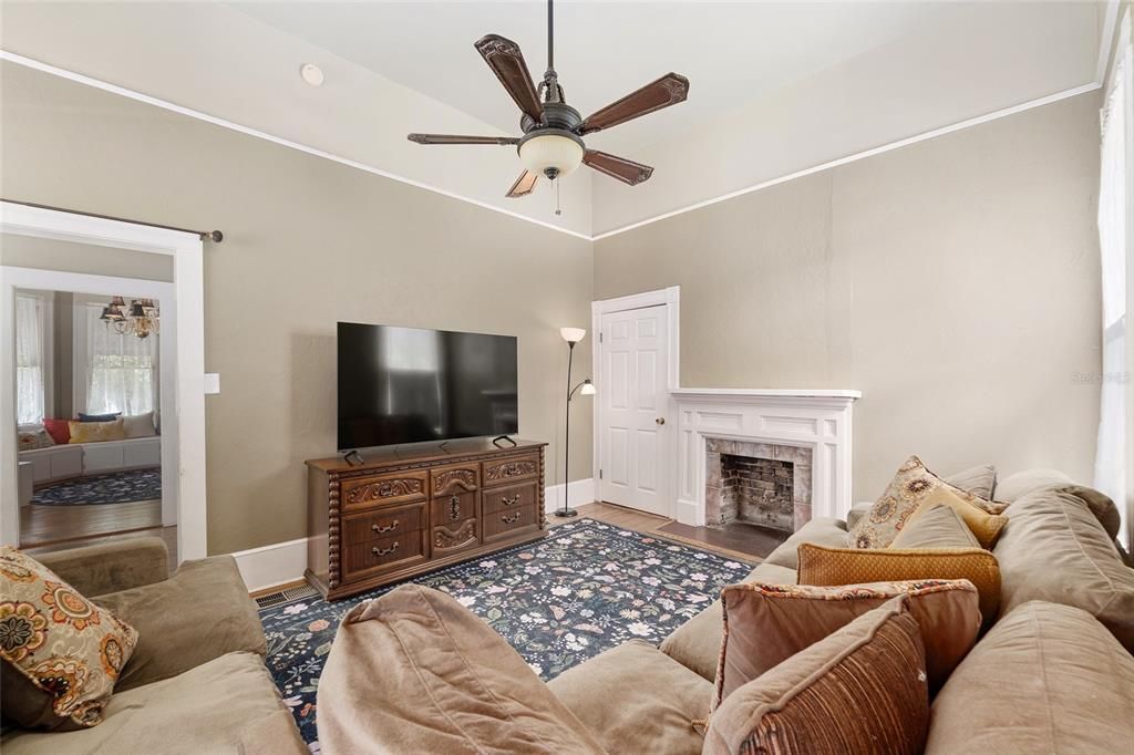 На продажу: $424,900 (4 спален, 2 ванн, 2032 Квадратных фут)